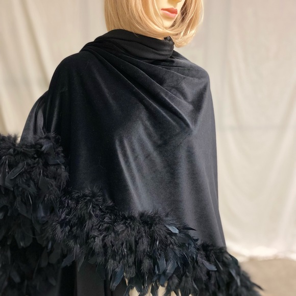 Very Unusual Black wrap/shawl with feathers - Picture 2 of 8